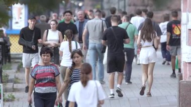 KYIV, UKRAINE 25 Ağustos 2024: Yazın Ukrayna 'nın başkenti Kyiv' de kalabalık bir cadde