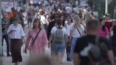 KYIV, UKRAINE 25 Ağustos 2024: Yazın Ukrayna 'nın başkenti Kyiv' de kalabalık bir cadde