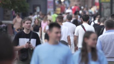 KYIV, UKRAINE 25 Ağustos 2024: Yazın Ukrayna 'nın başkenti Kyiv' de kalabalık bir cadde