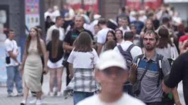 KYIV, UKRAINE 25 Ağustos 2024: Yazın Ukrayna 'nın başkenti Kyiv' de kalabalık bir cadde