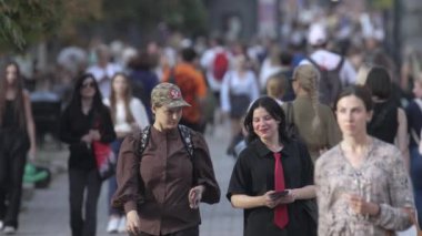 KYIV, UKRAINE 25 Ağustos 2024: Yazın Ukrayna 'nın başkenti Kyiv' de kalabalık bir cadde
