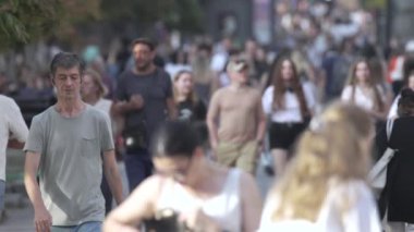 KYIV, UKRAINE 25 Ağustos 2024: Yazın Ukrayna 'nın başkenti Kyiv' de kalabalık bir cadde