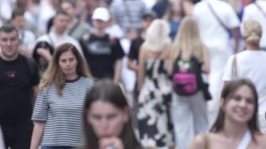 KYIV, UKRAINE 25 Ağustos 2024: Yazın Ukrayna 'nın başkenti Kyiv' de kalabalık bir cadde