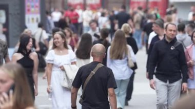 KYIV, UKRAINE 25 Ağustos 2024: Yazın Ukrayna 'nın başkenti Kyiv' de kalabalık bir cadde