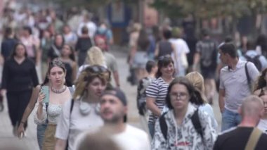 KYIV, UKRAINE 25 Ağustos 2024: Yazın Ukrayna 'nın başkenti Kyiv' de kalabalık bir cadde