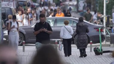 KYIV, UKRAINE 25 Ağustos 2024: Yazın Ukrayna 'nın başkenti Kyiv' de kalabalık bir cadde