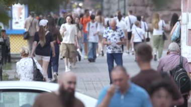 KYIV, UKRAINE - 25 Ağustos 2024: Ukrayna 'nın başkenti Kyiv' deki insanlar