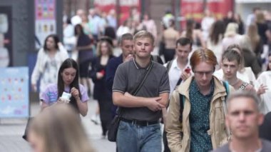 KYIV, UKRAINE - 25 Ağustos 2024: Ukrayna 'nın başkenti Kyiv' deki insanlar