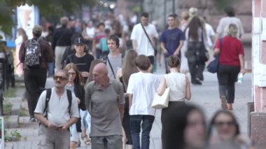 KYIV, UKRAINE - 25 Ağustos 2024: Ukrayna 'nın başkenti Kyiv' deki insanlar