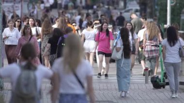 KYIV, UKRAINE - 25 Ağustos 2024: Ukrayna 'nın başkenti Kyiv' deki insanlar