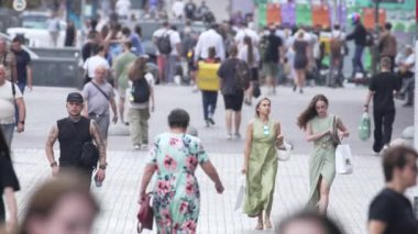 KYIV, UKRAINE - 25 Ağustos 2024: Ukrayna 'nın başkenti Kyiv' deki insanlar