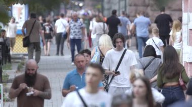 KYIV, UKRAINE - 25 Ağustos 2024: Ukrayna 'nın başkenti Kyiv' deki insanlar