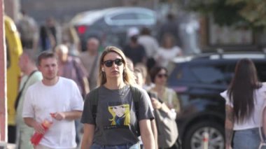 KYIV, UKRAINE - 25 Ağustos 2024: Ukrayna 'nın başkenti Kyiv' deki insanlar
