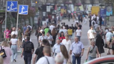 KYIV, UKRAINE - 25 Ağustos 2024: Ukrayna 'nın başkenti Kyiv' deki insanlar