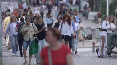 KYIV, UKRAINE - 25 Ağustos 2024: Ukrayna 'nın başkenti Kyiv' deki insanlar