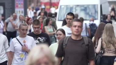 KYIV, UKRAINE - 25 Ağustos 2024: Ukrayna 'nın başkenti Kyiv' deki insanlar