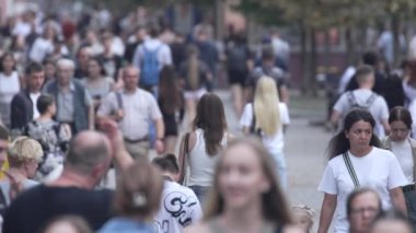 KYIV, UKRAINE - 25 Ağustos 2024: Ukrayna 'nın başkenti Kyiv' deki insanlar