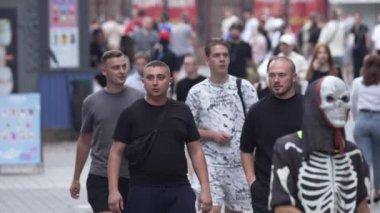 KYIV, UKRAINE - 25 Ağustos 2024: Ukrayna 'nın başkenti Kyiv' deki insanlar