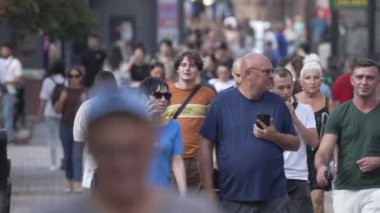 KYIV, UKRAINE - 25 Ağustos 2024: Ukrayna 'nın başkenti Kyiv' deki insanlar
