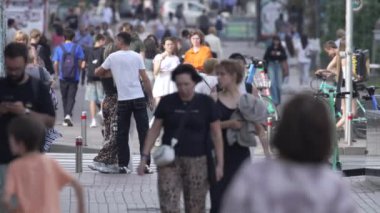KYIV, UKRAINE - 25 Ağustos 2024: Ukrayna 'nın başkenti Kyiv' deki insanlar