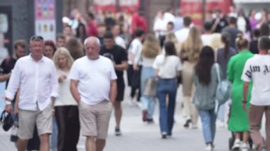 KYIV, UKRAINE - 25 Ağustos 2024: Ukrayna 'nın başkenti Kyiv' deki insanlar