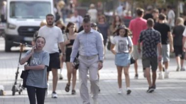 KYIV, UKRAINE - 25 Ağustos 2024: Ukrayna 'nın başkenti Kyiv' deki insanlar