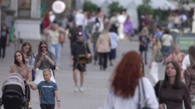 KYIV, UKRAINE - 25 Ağustos 2024: Ukrayna 'nın başkenti Kyiv' deki insanlar