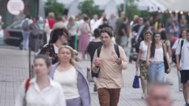 KYIV, UKRAINE - 25 Ağustos 2024: Ukrayna 'nın başkenti Kyiv' deki insanlar