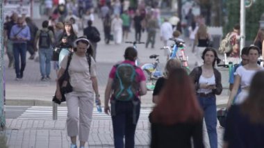 KYIV, UKRAINE - 25 Ağustos 2024: Ukrayna 'nın başkenti Kyiv' deki insanlar