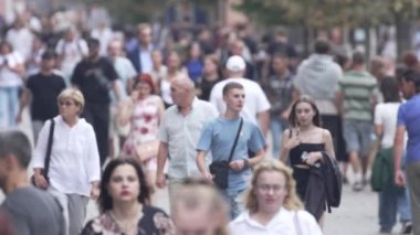 KYIV, UKRAINE - 25 Ağustos 2024: Ukrayna 'nın başkenti Kyiv' deki insanlar