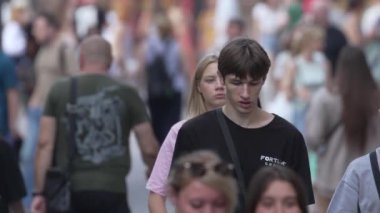 KYIV, UKRAINE - 25 Ağustos 2024: Ukrayna 'nın başkenti Kyiv' deki insanlar