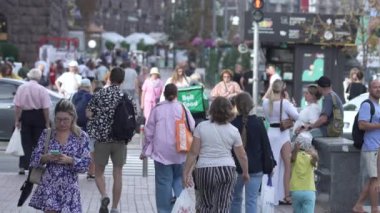 KYIV, UKRAINE - 25 Ağustos 2024: Ukrayna 'nın başkenti Kyiv' deki insanlar