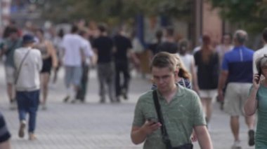 KYIV, UKRAINE - 25 Ağustos 2024: Ukrayna 'nın başkenti Kyiv' deki insanlar