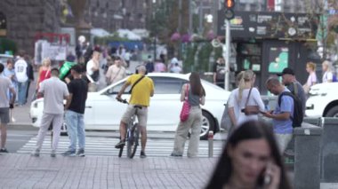 KYIV, UKRAINE - 25 Ağustos 2024: Ukrayna 'nın başkenti Kyiv' deki insanlar