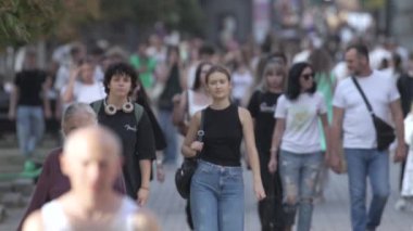 KYIV, UKRAINE - 25 Ağustos 2024: Ukrayna 'nın başkenti Kyiv' deki insanlar