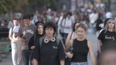 KYIV, UKRAINE - 25 Ağustos 2024: Ukrayna 'nın başkenti Kyiv' deki insanlar