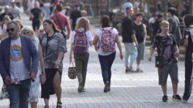 KYIV, UKRAINE - 25 Ağustos 2024: Şehir caddesi yazın insanlarla dolu, ağır çekim