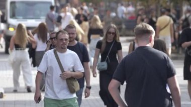 KYIV, UKRAINE - 25 Ağustos 2024: Şehir caddesi yazın insanlarla dolu, ağır çekim
