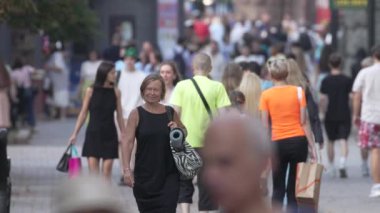 KYIV, UKRAINE - 25 Ağustos 2024: Şehir caddesi yazın insanlarla dolu, ağır çekim