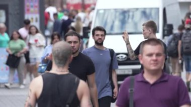 KYIV, UKRAINE - 25 Ağustos 2024: Şehir caddesi yazın insanlarla dolu, ağır çekim