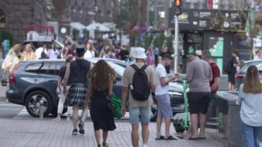 KYIV, UKRAINE - 25 Ağustos 2024: Şehir caddesi yazın insanlarla dolu, ağır çekim