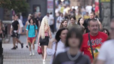 KYIV, UKRAINE - 25 Ağustos 2024: Şehir caddesi yazın insanlarla dolu, ağır çekim