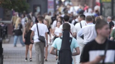 KYIV, UKRAINE - 25 Ağustos 2024: Şehir caddesi yazın insanlarla dolu, ağır çekim