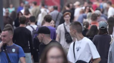 KYIV, UKRAINE - 25 Ağustos 2024: Şehir caddesi yazın insanlarla dolu, ağır çekim