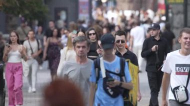 KYIV, UKRAINE - 25 Ağustos 2024: Şehir caddesi yazın insanlarla dolu, ağır çekim
