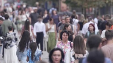 KYIV, UKRAINE - 25 Ağustos 2024: Şehir caddesi yazın insanlarla dolu, ağır çekim