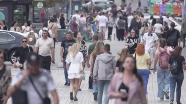KYIV, UKRAINE - 25 Ağustos 2024: Şehir caddesi yazın insanlarla dolu, ağır çekim