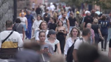 KYIV, UKRAINE - 25 Ağustos 2024: Şehir caddesi yazın insanlarla dolu, ağır çekim
