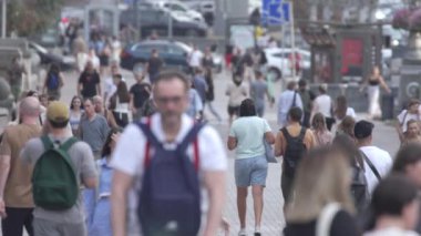 KYIV, UKRAINE - 25 Ağustos 2024: Şehir caddesi yazın insanlarla dolu, ağır çekim