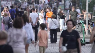 KYIV, UKRAINE - 25 Ağustos 2024: Şehir caddesi yazın insanlarla dolu, ağır çekim
